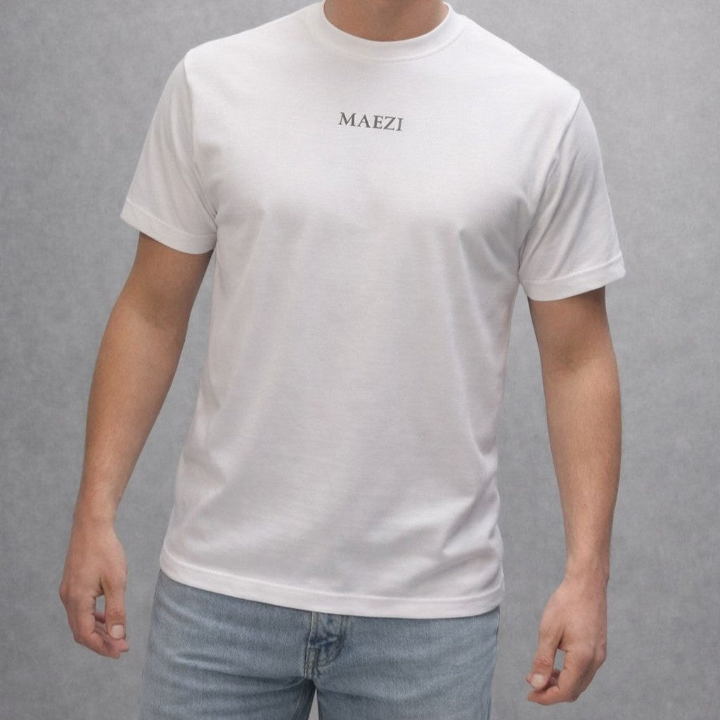 MAEZi luxe heren T-shirt wit Memento Audere Semper – voorkant gedragen